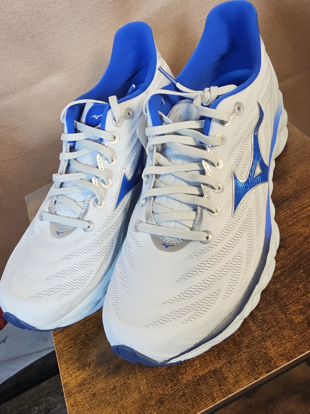 Mizuno Wave Sky 8 Men’s Running Shoes Size 9.5 White Blue New With Box